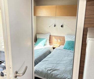 Intérieur chambre avec deux lits jumeaux dans Le cabanon