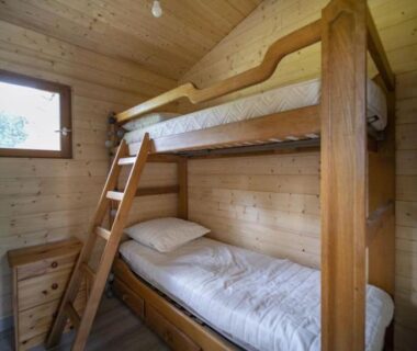 Intérieur chambre avec lits superposés en bois dans Le chalet de DOMY
