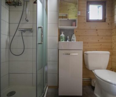 Salle de bain avec cabine de douche lavabo et WC dans le chalet de DOMY