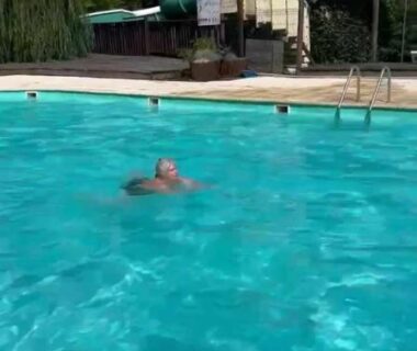 Piscine extérieure avec toboggan en spirale et nageur au chalet de DOMY