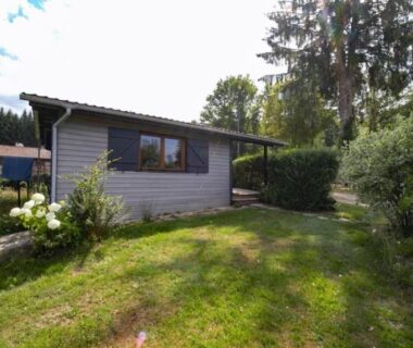 Jardin et pelouse devant le chalet de DOMY