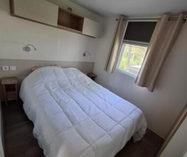 Chambre double avec lit et fenêtre dans l'hébergement Le lac des reves escapade 66