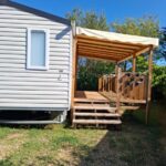 Terrasse en bois attenante au mobil-home au camping Le lac des reves escapade 66