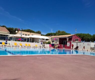 Espace piscine avec transats au camping Le lac des reves escapade 66