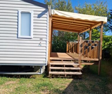 Terrasse en bois attenante au mobil-home au camping Le lac des reves escapade 66