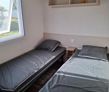 Chambre avec deux lits simples et fenêtre dans l'hébergement Le lac des reves escapade 66
