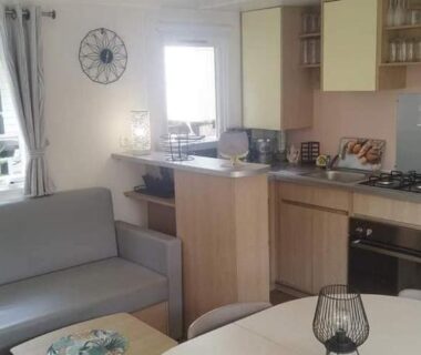 Salon et kitchenette dans le mobilhome de Maelya