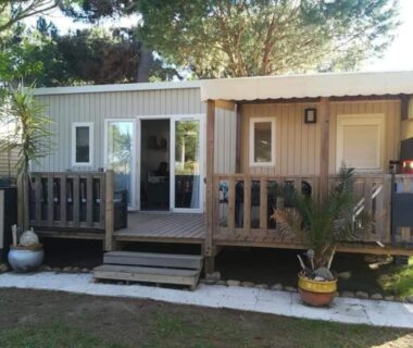 Terrasse en bois avec portes vitrées et pots du mobilhome Le mobilhome de Maelya
