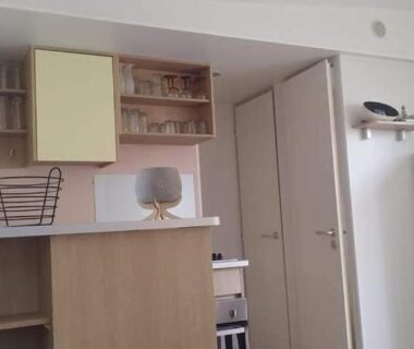 Coin cuisine avec réfrigérateur et plan de travail dans le mobilhome de Maelya