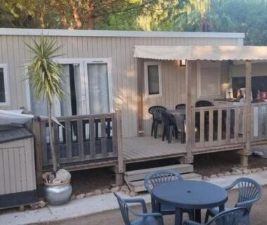 Terrasse ombragée avec hamac et salon de jardin du mobilhome de Maelya