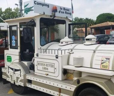 Devant le camping petit train touristique à l'arrêt au mobilhome Le mobilhome de Maelya
