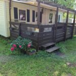 Terrasse en bois devant mobil-home dans le camping Le nid Rhénan