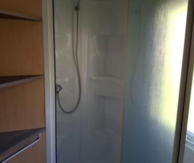 Cabine de douche compacte dans un hébergement du camping Le nid Rhénan