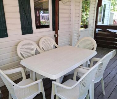 Terrasse couverte avec table et chaises du camping Le nid Rhénan