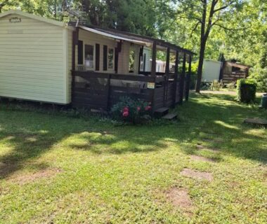 Emplacement de mobil-homes sur pelouse au camping Le nid Rhénan