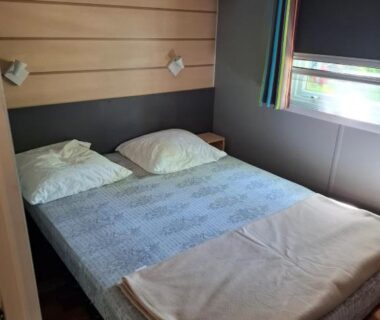 Chambre intérieure avec lit double au camping Le nid Rhénan