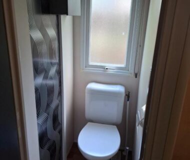 Sanitaire avec WC et fenêtre au camping Le nid Rhénan