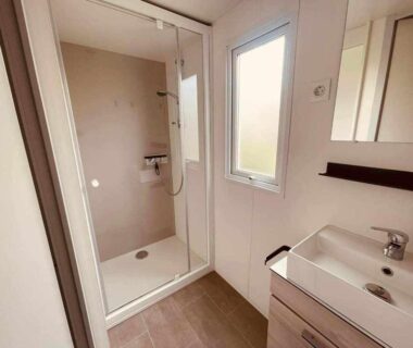 Salle de bains avec cabine de douche et lavabo du camping Le paradis du sud