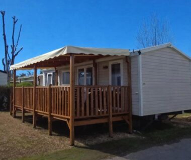 Terrasse couverte en bois et mobil home dans le camping Le paradis du sud
