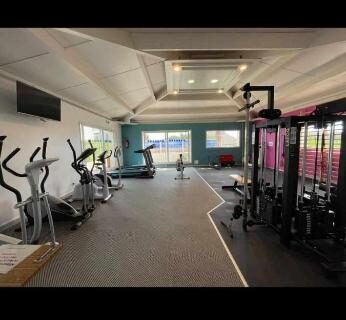 Salle de sport avec vélos elliptiques et station de musculation au camping Le paradis du sud