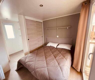 Chambre avec lit double au camping Le paradis du sud