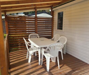 Terrasse couverte avec table et chaises dans Le petit home d'audrey
