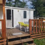 Terrasse en bois avec chaise et coussin du mobil-home Le petit home d'audrey