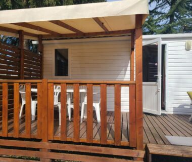 Terrasse couverte en bois avec chaises sur le mobil home Le petit home d'audrey