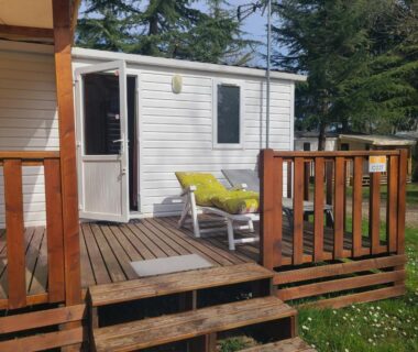Terrasse en bois avec chaise et coussin du mobil-home Le petit home d'audrey