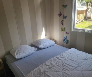 Chambre avec lit double près de la fenêtre dans Le petit home d'audrey