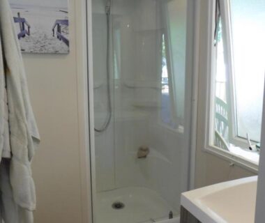 Salle de bain avec douche dans Le petit mobilhome de Charlotte