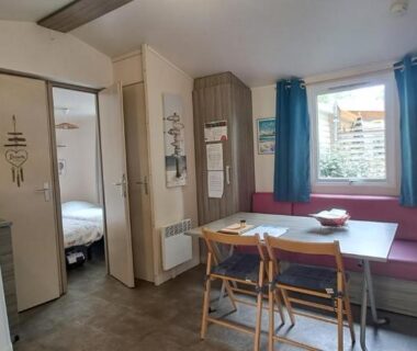 Intérieur avec coin repas et kitchenette dans Le petit mobilhome de Charlotte