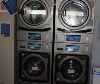 Buanderie avec machines à laver et sèche-linge empilés, Le petit mobilhome de Charlotte