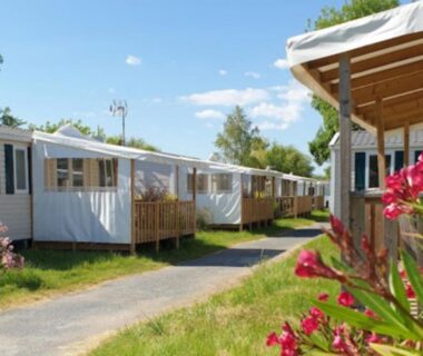 Allée de mobil-homes fleuries dans le camping Le petit mobilhome de Charlotte