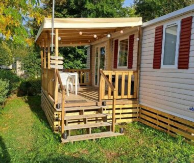 Terrasse couverte en bois avec table et chaises du mobil-home L'échapée verte