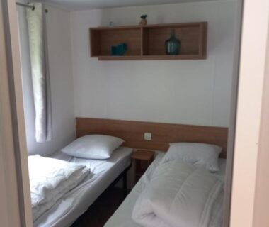 Chambre avec deux lits simples dans L'échapée verte