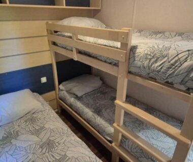 Chambre avec lits superposés du camping L'échappée verte au bord de l'Eure