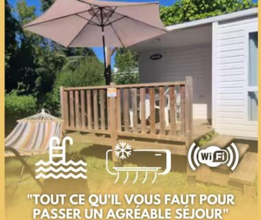 Terrasse avec parasol et transat devant mobil-home à L’échappée verte au bord de l’Eure
