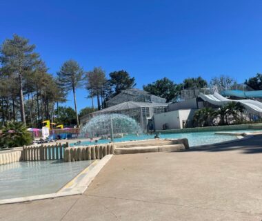 Piscine extérieure avec toboggans et jets d'eau au camping L'écureuil