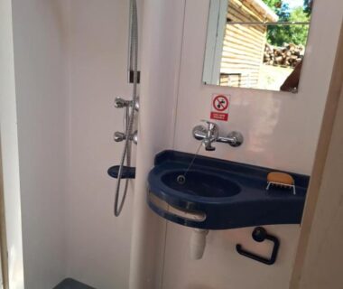 Salle d'eau avec douche et lavabo dans la Tente Les 2 étangs La Foulonnerie Lodge