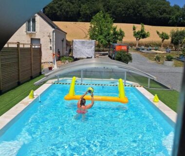 Piscine partiellement couverte avec personne et jeu gonflable au Lodge Les 2 étangs La Foulonnerie Tente