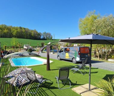 Espace piscine avec parasol et transats au camping Les 2 étangs La Foulonnerie Lodge Tente