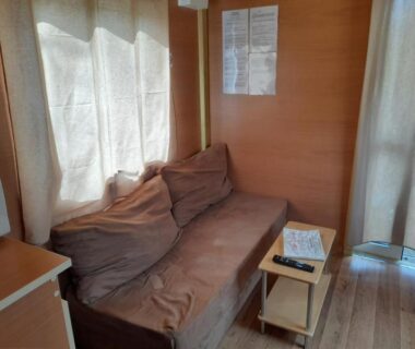 Coin salon avec canapé et table dans le mobil-home Les 5 Étangs