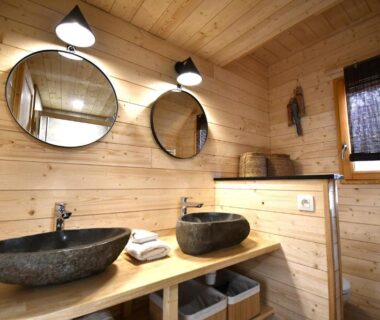 Salle de bains avec lavabos en pierre dans le camping Les 7 Montagnes