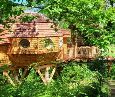 Cabane sur pilotis dans la forêt au camping Les 7 Montagnes