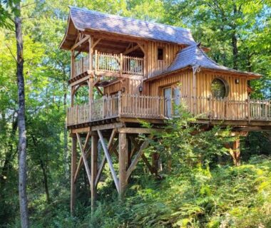 Cabane perchée dans les arbres au camping Les 7 Montagnes