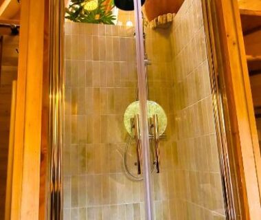 Cabine de douche en bois avec plantes dans le camping Les 7 Montagnes