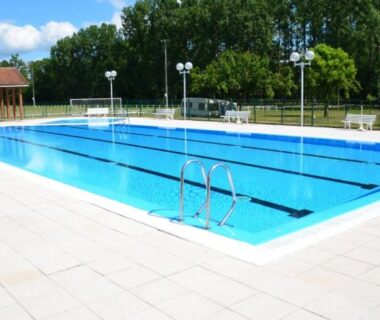 Piscine extérieure rectangulaire avec couloirs de nage au camping Les Berges Du Cele