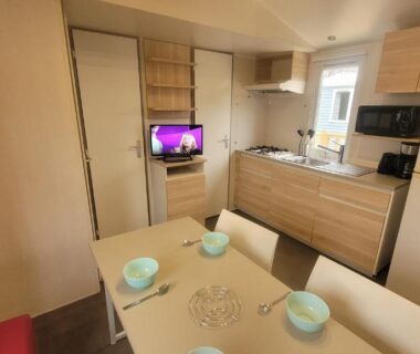 Coin cuisine et repas dans mobil-home au camping Les Berges Du Cele