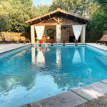 Piscine extérieure et pool house dans Les Chalets de Labeaume